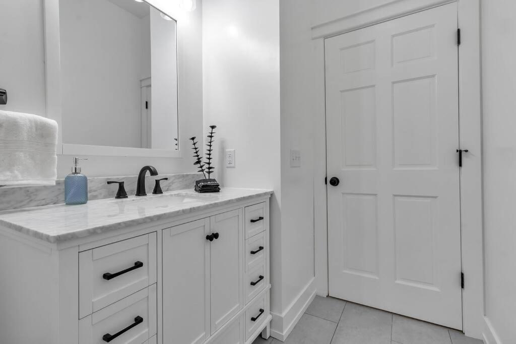 Carriage House Loft - King Bed And Garage Parking Apartment *