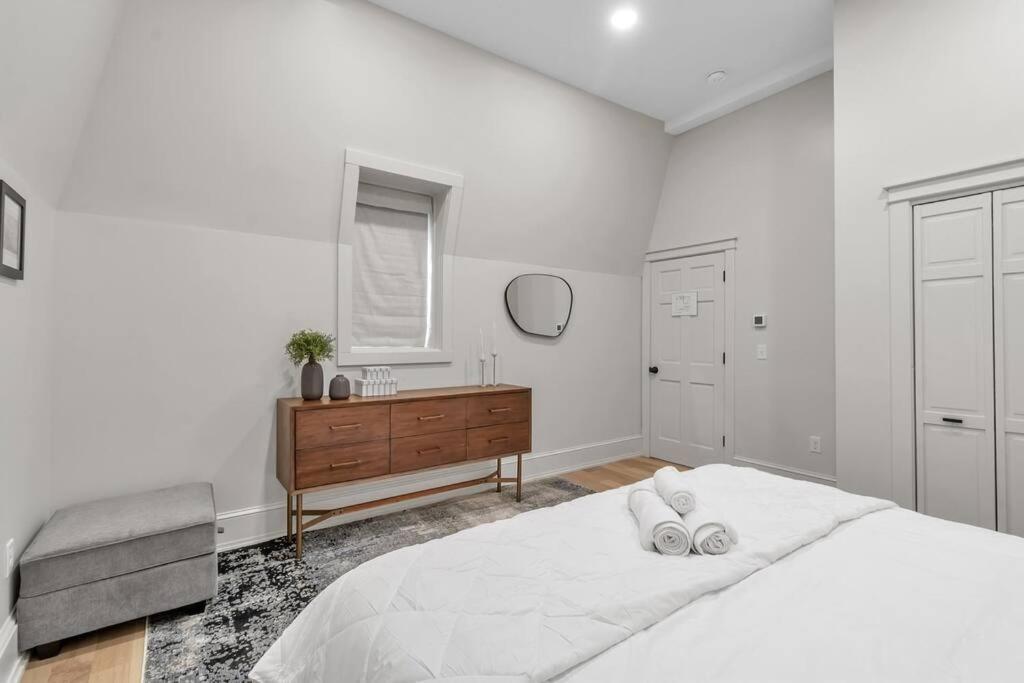 Carriage House Loft - King Bed And Garage Parking Apartment Buffalo