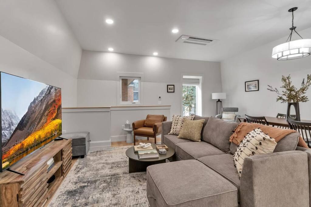 Carriage House Loft - King Bed And Garage Parking * Buffalo