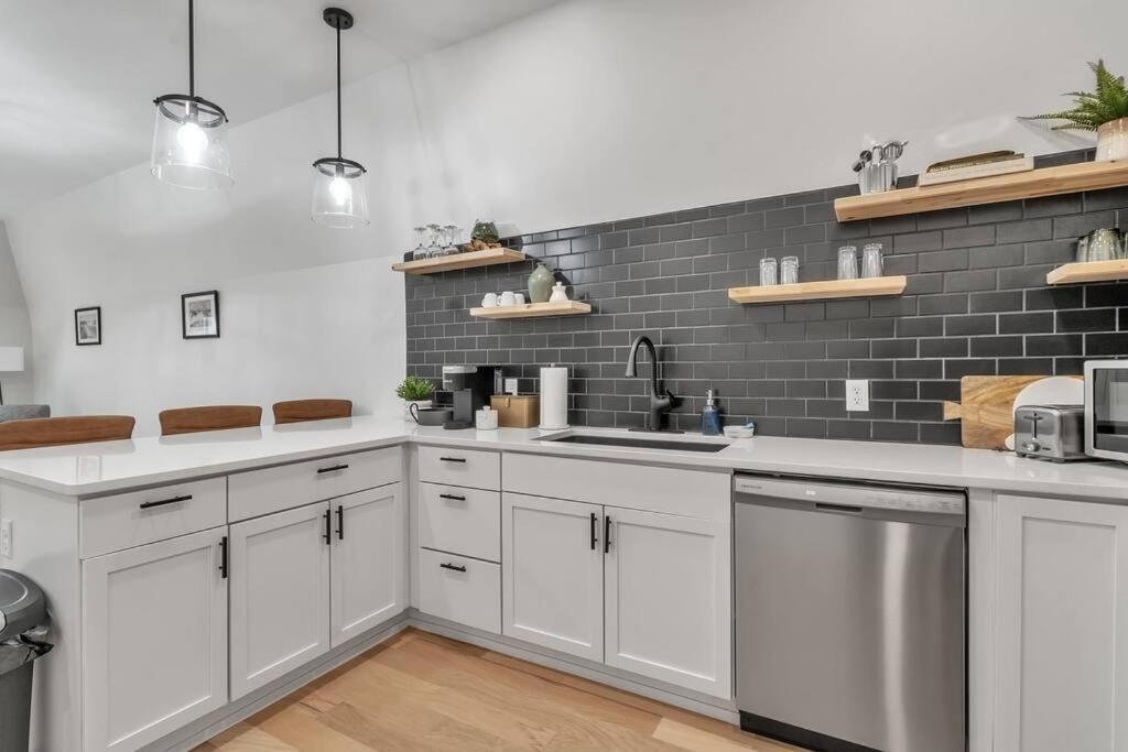 Carriage House Loft - King Bed And Garage Parking Apartment Buffalo