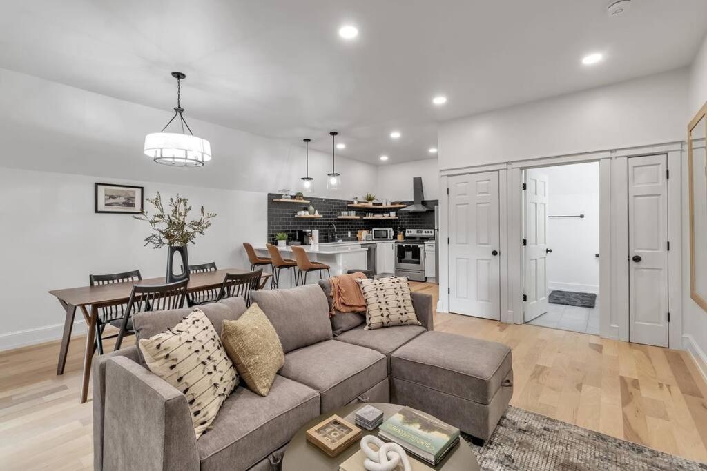 Carriage House Loft - King Bed And Garage Parking Apartment