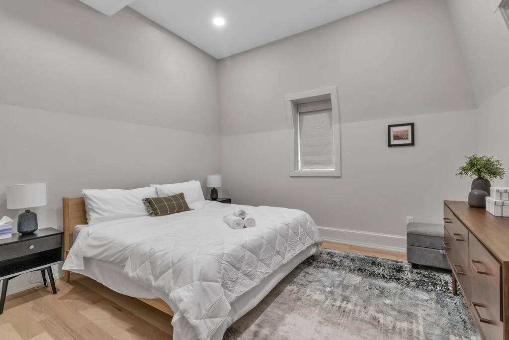 Carriage House Loft - King Bed And Garage Parking *