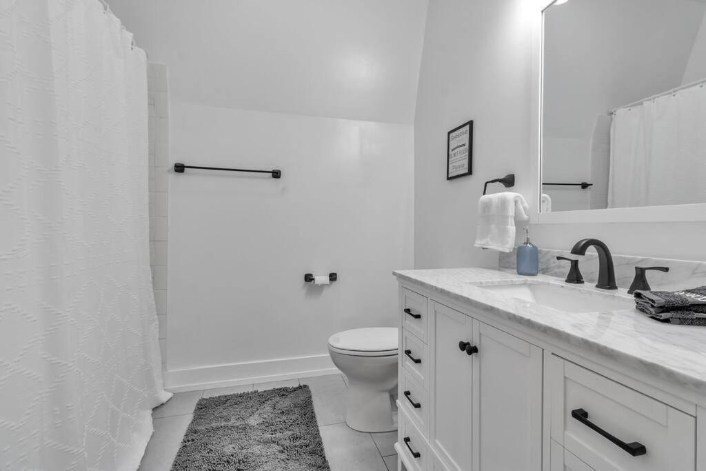 Carriage House Loft - King Bed And Garage Parking Apartamento Buffalo
