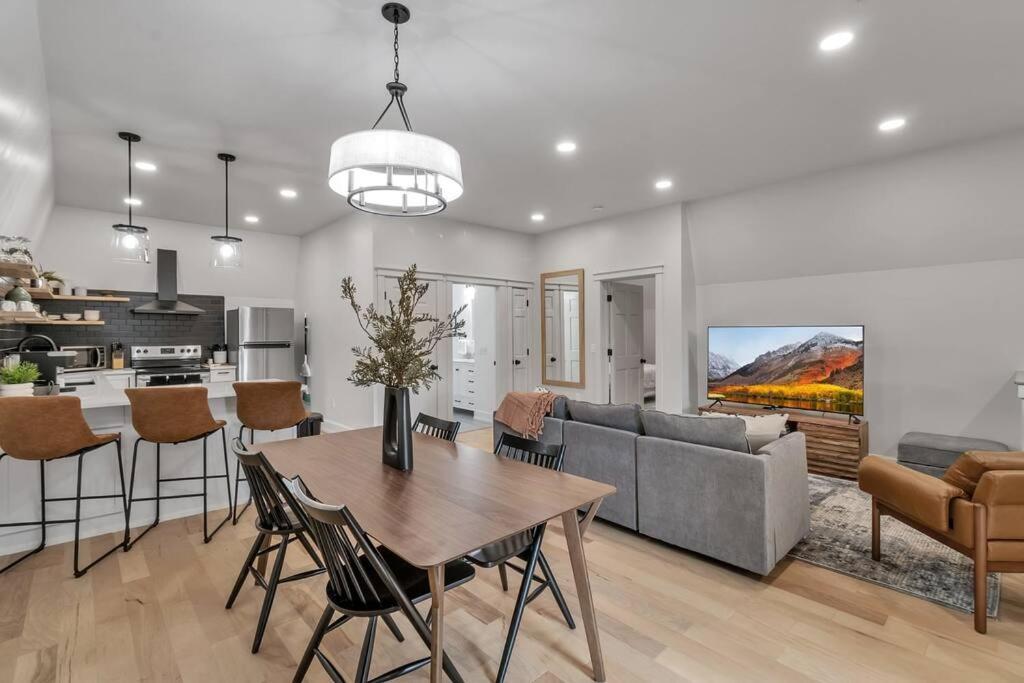 Carriage House Loft - King Bed And Garage Parking