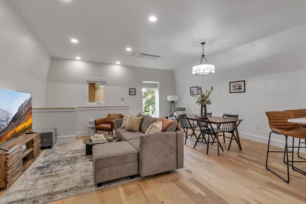 Apartamento Carriage House Loft - King Bed And Garage Parking *