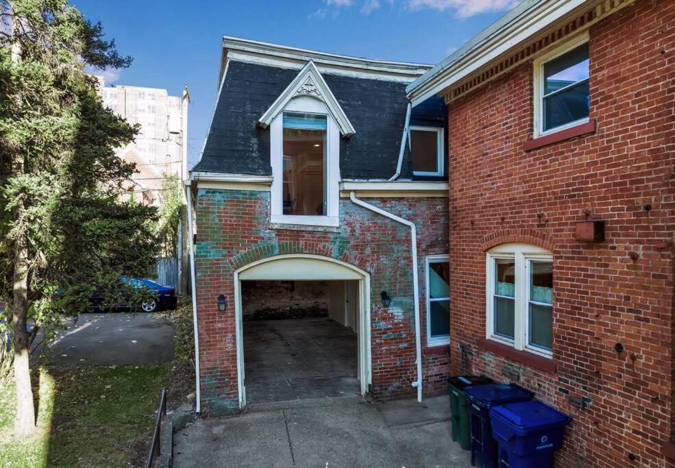 Carriage House Loft - King Bed And Garage Parking Apartment Buffalo