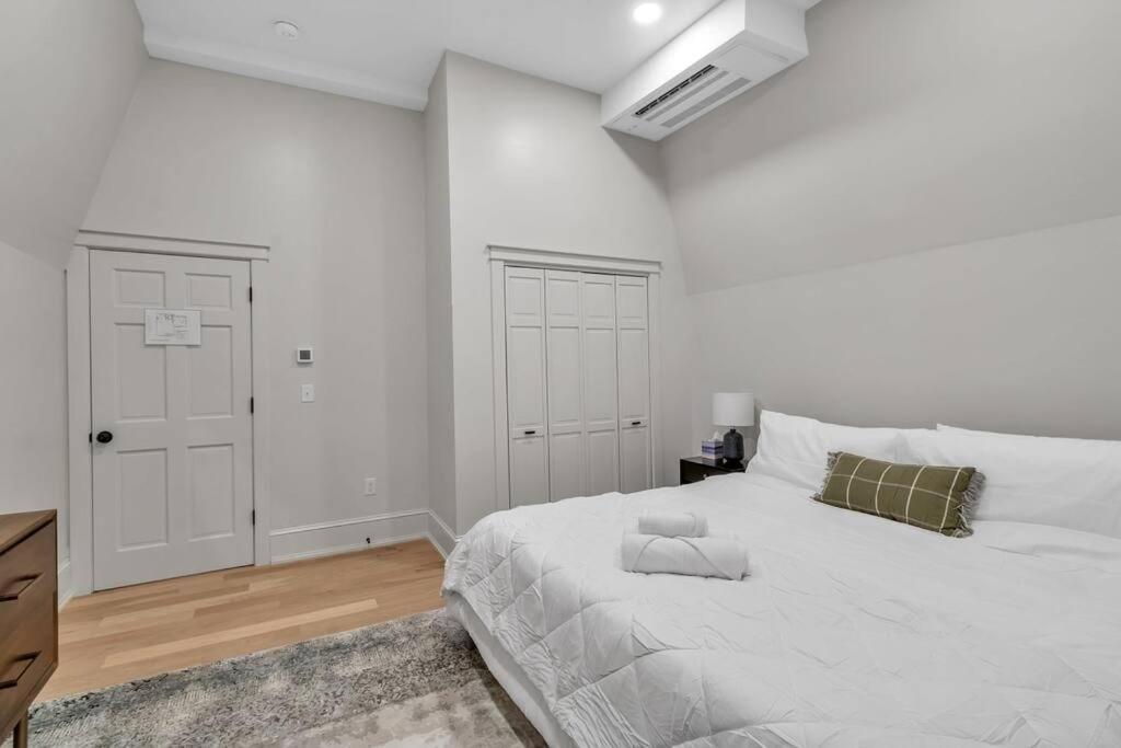 Carriage House Loft - King Bed And Garage Parking *