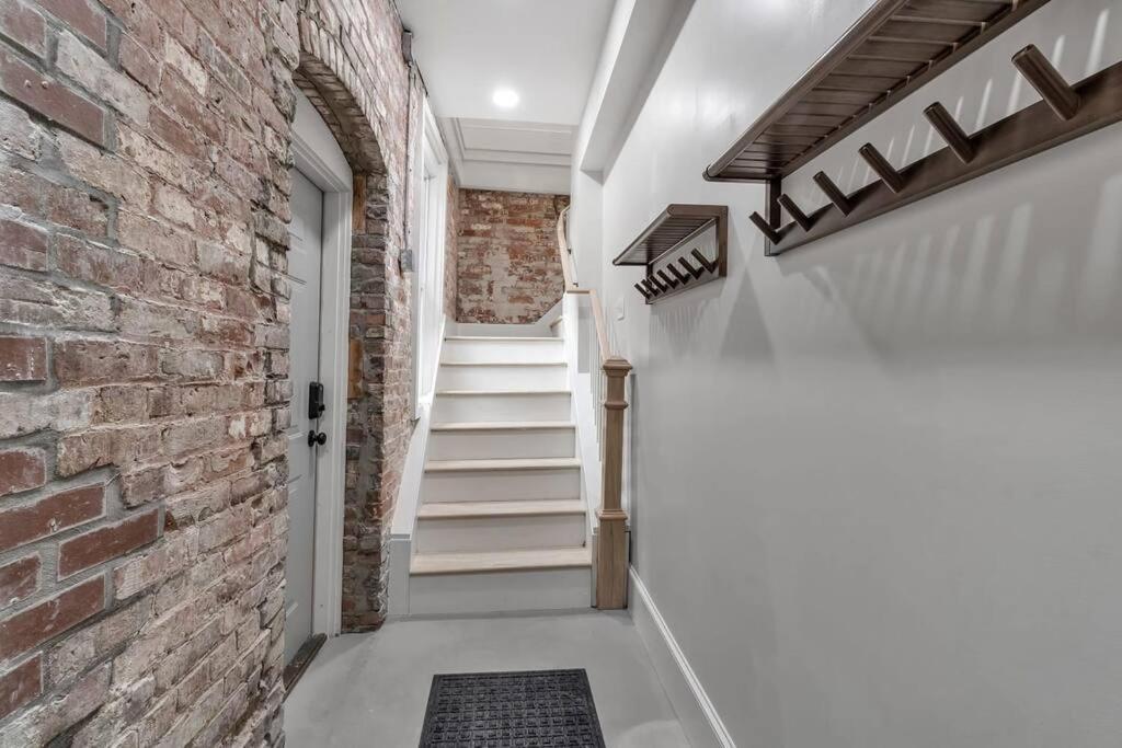 Carriage House Loft - King Bed And Garage Parking Apartment