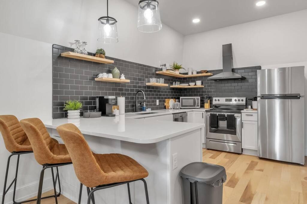 Apartment Carriage House Loft - King Bed And Garage Parking *